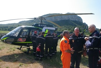  Les pompiers de la DIH, dirigés par le lieutenant colonel Fonters (à droite) doivent pouvoir travailler en autonomie complète - Photo Mathilde Boussion