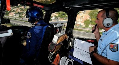 Depuis l'hélicoptère des gendarmes, le lieutenant Toire signale à ses collègues au sol les véhicules à intercepter - Photo Cyril Hiély