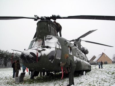 Les fortes chutes de neige ont obligé l'hélicoptère militaire à se poser en catastrophe dans un champ.