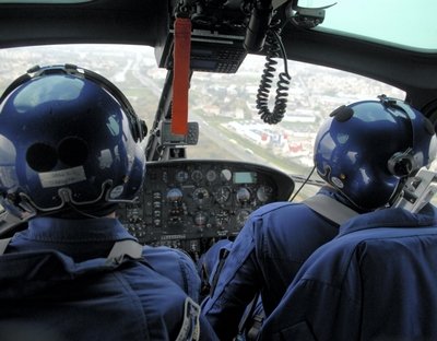 A bord de l'hélicoptère de la gendarmerie, chaque infraction est signalée par la police aux CRS au sol - Photo Valérie Farine 