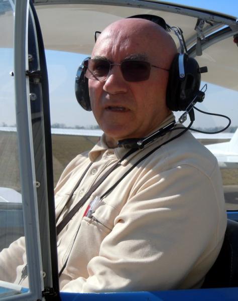 Robert Dousse dans l'avion sur lequel il entraîne ses protégés - hoto DDM, Max Lagarrigue