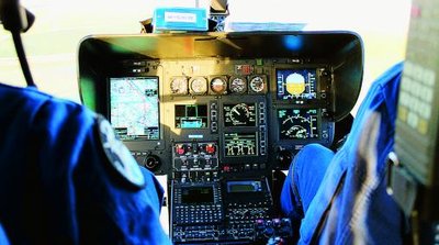  L'EC 135 peut embarquer quatre personnes. À l'avant, le pilote et son mécanicien surveillent les instruments de bord 
