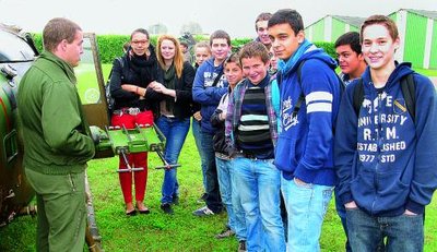  Pilotes et mécaniciens vérifient l'appareil avant et après le vol.