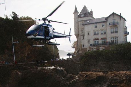 L'hélicoptère ECU 64 a réalisé une manœuvre délicate dans ce Trou du Diable, véritable piège pour les nageurs - Photo Claude Thetaz 