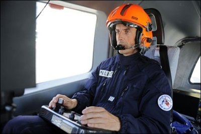 Un policier aux commandes d'une caméra, le 20 juillet 2010, dans un hélicoptère au-dessus de Paris.