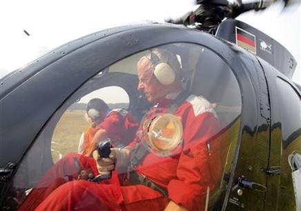 Günther Zimmer aux commandes de son Hughes 500