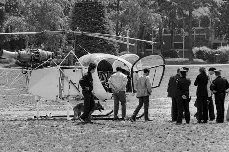 26 mai 1986, dans le parc de la Cité universitaire à Paris, les enquêteurs inspectent l'hélicoptère Alouette II F-GEFE qui vient de servir à l'évasion de Michel Vaujour - Photo © Photo Archives Michel Gangne - AFP