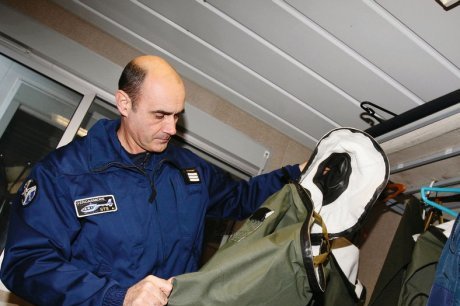  Dès que la température de l'eau passe sous les 18 degrés, le capitaine Laurent Saintespes et ses hommes enfilent ces combinaisons de survie étanches - Photo Patrick BERNIÈRE