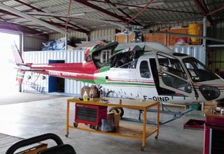 Le tout nouvel Ecureuil AS355NP F-OINP de Corail Hélicoptères dans le hangar de la compagnie sur l'aéroport de Pierrefonds