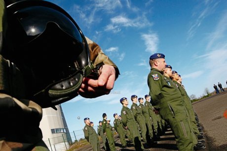 Les 17 sous-officiers de l'EALAT de Dax avant la remise de leur brevet de pilote militaire d'hélicoptère - Photo Philippe SALVAT