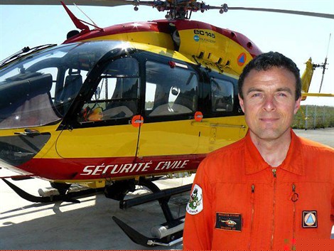 Denis Vuillemin devant Dragon 29 quitte la base de la sécurité civile de Pluguffan pour la Martinique et Dragon 972 - Photo Ouest-France