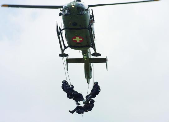 INTERVENTION Lors de la journée portes ouvertes de samedi, le public pourra assister au largage de tireurs de sécurité par un hélicoptère (ici un Eurocopter EC635) - SP - POLICE CANTONALE JURASSIENNE - DAMIEN FLEURY