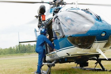 Un hélicoptère de la gendarmerie a survolé hier la ligne SNCF Agen-Périgueux, afin d'empêcher la recrudescence de vols de cuivre sur les voies - Photo Bastien Souperbie