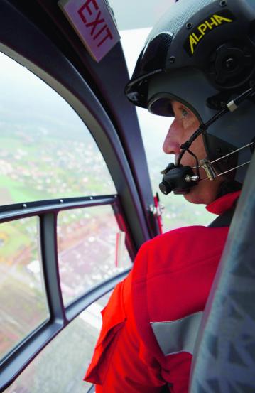 COCKPIT Trajet de Nyon à Lausanne. En vol, le sauveteur professionnel (ici Daniel Enggist) assiste le pilote de l'hélicoptère dans la navigation - SARA SAHLI Photo : Patricia NAVALON