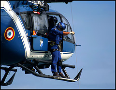 Concentré, l'opérateur de bord treuille depuis le patin de l'EC 145 Bravo Oscar - Photo © Rémy Rège & Stéphane Bommert