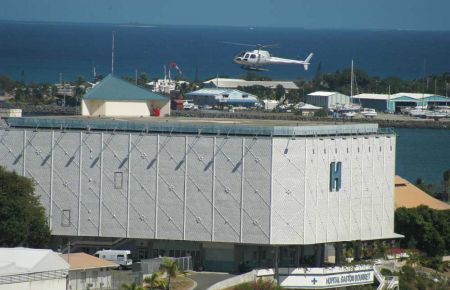 Depuis 2004, Hélicocéan bénéficiait d'une dérogation à la réglementation pour se poser sur le toit du CHT, en attendant l'arrivée d'un hélicoptère biturbine - Photo Archives LNC