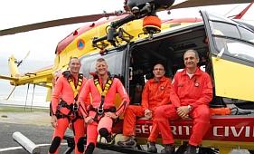 Le pilote Grégoire Rimsky, le mécanicien opérateur de bord (MOB) Thierry et les sauveteurs côtiers Philippe et Gérard posent devant Dragon 59. 
