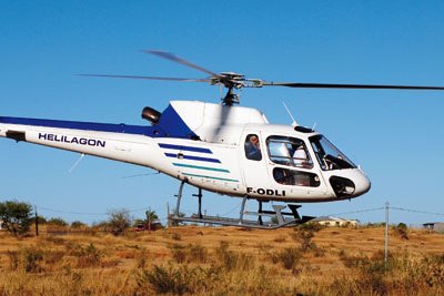 Ce matin à 7h, cet Ecureuil d'HeliLagon décollera de la base de la compagnie à Gillot pour rejoindre par ses propres moyens Mayotte. Un parcours de 1 450 km dont 1050 km au-dessus de l'océan.