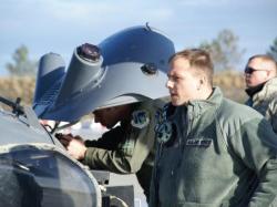 Les soldats américains effectuent les derniers préparatifs autour de leur Pave Hawk