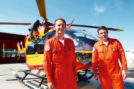 Une partie du personnel de la base : Philippe Brieux, pilote et Xavier Baratte, mécanicien opérateur de bord - Photo Pascal Couillaud)