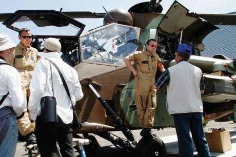 L'hélicoptère, cet étrange engin, fascine toujours autant - Photo Archives Philippe Salvat