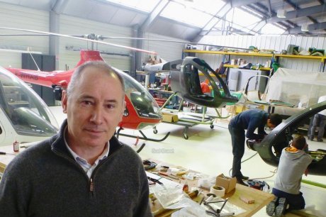 Pascal Bernuchon devant les différents modèles d'hélico légers et ultra-légers conçus et fabriqués par l'entreprise qu'il a créé. Cette dernière va s'implanter à Bayonne - Photo Olivier Bonnefon