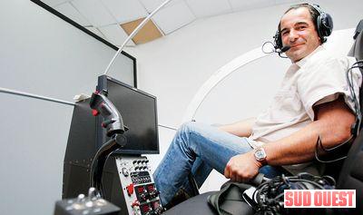 Jean-Pierre Clamens a dû se contenter d'un simulateur de vol, hier, à Auch. (photo philippe bataille)