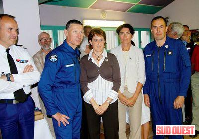 Les MOB : Gérald Lambert et Alain Bridet entourant les docteurs Anne Hourdille et Isabelle Argacha, médaillés en compagnie du lieutenant-colonel Portet - Photo M. B. Sud-Ouest