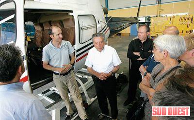 Patrick Lemoine, directeur d'exploitation de Rotor, debout devant la porte de l'hélicoptère, présente l'entreprise, en compagnie du fondateur Jean Frayssinhes, à sa droite - Photo Isabelle Louvier)