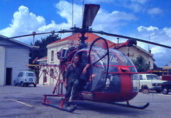  Francis pose devant l'Alouette II sur la Place de Lacanau en 1974 - Photo Francis Delafosse