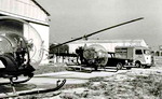 2 Bell 47 dont F-BGSS avec Citroën type H Protection civile à Issy-les-Moulineaux, Échelon Central, le 21 juillet 1960 - Photo collection D. Roosens