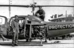 Le Bell 47 J3 F-ZBAH de la Base de Bordeaux posé sur le quai de la gare de Lacanau-Océan en 1967 avec Gabriel Barthélémio (Pilote) et Alexandre Le Borgne (Mécanicien) - Photo DR