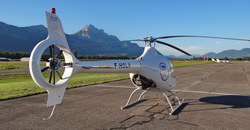 Le Cabri G2 F-HOLA de l'Héliclub des 3 cimes posé sur sa DZ à l'aérodrome Grenoble Le Versoud (38) - Photo © Patrick Gisle