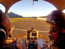 Christine vérifie la check-list du Cabri G2 F-HOLA - Photo GoPro HD2 © Héliclub des 3 cimes
