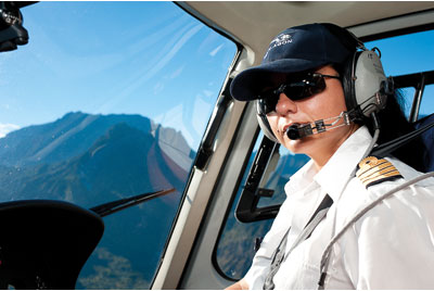 Nadine Oya aux commandes de l'AS 355N F-OHSP d'hélilagon - Photo Rectoverso