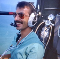 Le Docteur Claude Gamain à bord de l'Alouette II F-ZBAD - Photo Francis Delafosse