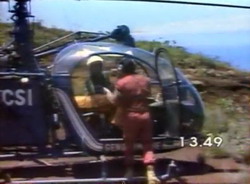 L'Alouette II SA 318C ASTAZOU N° de série : 2153 immatriculée F-MCSI avec Philippe de Dieuleveult dans l'émission "La chasse aux trésors" à Nouméa en Nouvelle Calédonie (1983)