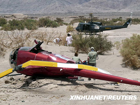 Au sol, le R44 et les sauveteurs sont en train de transporter les blessés