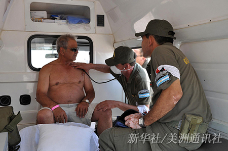 Un blessé est en train de subir un examen médical