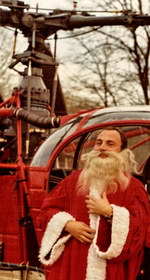 Francis Delafosse finit d'enfiler son déguisement de Père Noël et pose devant l'Alouette II F-ZBAD de la Sécurité civile en décembre 1977 - Photo collection F. Delafosse