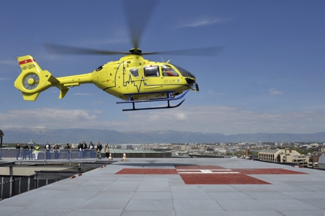 L'hélicoptère EC 135 HB-ZEN de la REGA arrivant sur le toît des HUG - Photo © Keystone