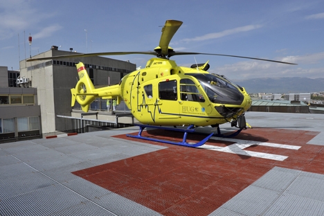 L'hélicoptère EC 135 HB-ZEN de la REGA posé sur le toît des HUG - Photo © Keystone