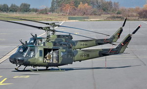 Les 2 Bell UH-1D 71+84 et 72+35 sur le tarmac - Photo © Fabien Campillo 