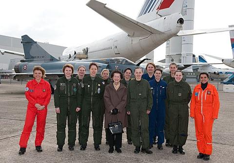 Le Général Valérie André entourée de femmes pilotes - Photo Armée de l'Air