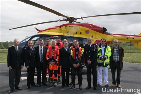 Michèle Alliot-Marie en compagnie du SMUR maritime de Granville ce midi sur sa base de la sécurité civile. Photo Ouest France