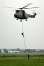 Le SA 330 Puma DCM lors d'une dépose commando par aérocordage avec simulation d'exfiltration d'un otage et évacuation en grappe suspendue - Photo © Patrick Gisle