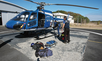 Le tout nouvel Ecureuil AS 350 B2 de la SAG a pris sa première alerte opérationnelle après un ultime entraînement à l'hélitreuillage pour les hommes du PGHM - Photo Ludovic Laï-Yu 