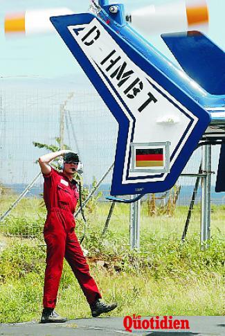 Construit en Allemagne par la société Eurocopter, l'appareil porte encore l'immatriculation et le drapeau allemands - Photo Raymond Wae Tion 