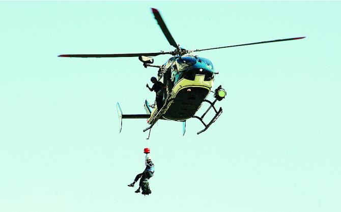 L'équipe du Peloton de gendarmerie de haute montagne, ici en compagnie du colonel Tritsch, a célébré hier son 10e anniversaire, avec un beau cadeau à la clé : la mise en service du nouvel hélicoptère de la Section aérienne, dont le Pghm est le principal utilisateur.