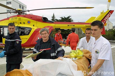 Leur mission sur l'île de Groix terminée, la victime déposée à l'hôpital de Lorient, le pilote et son mécanicien (à l'arrière-plan) regagnent leur base - Photo Ouest-France